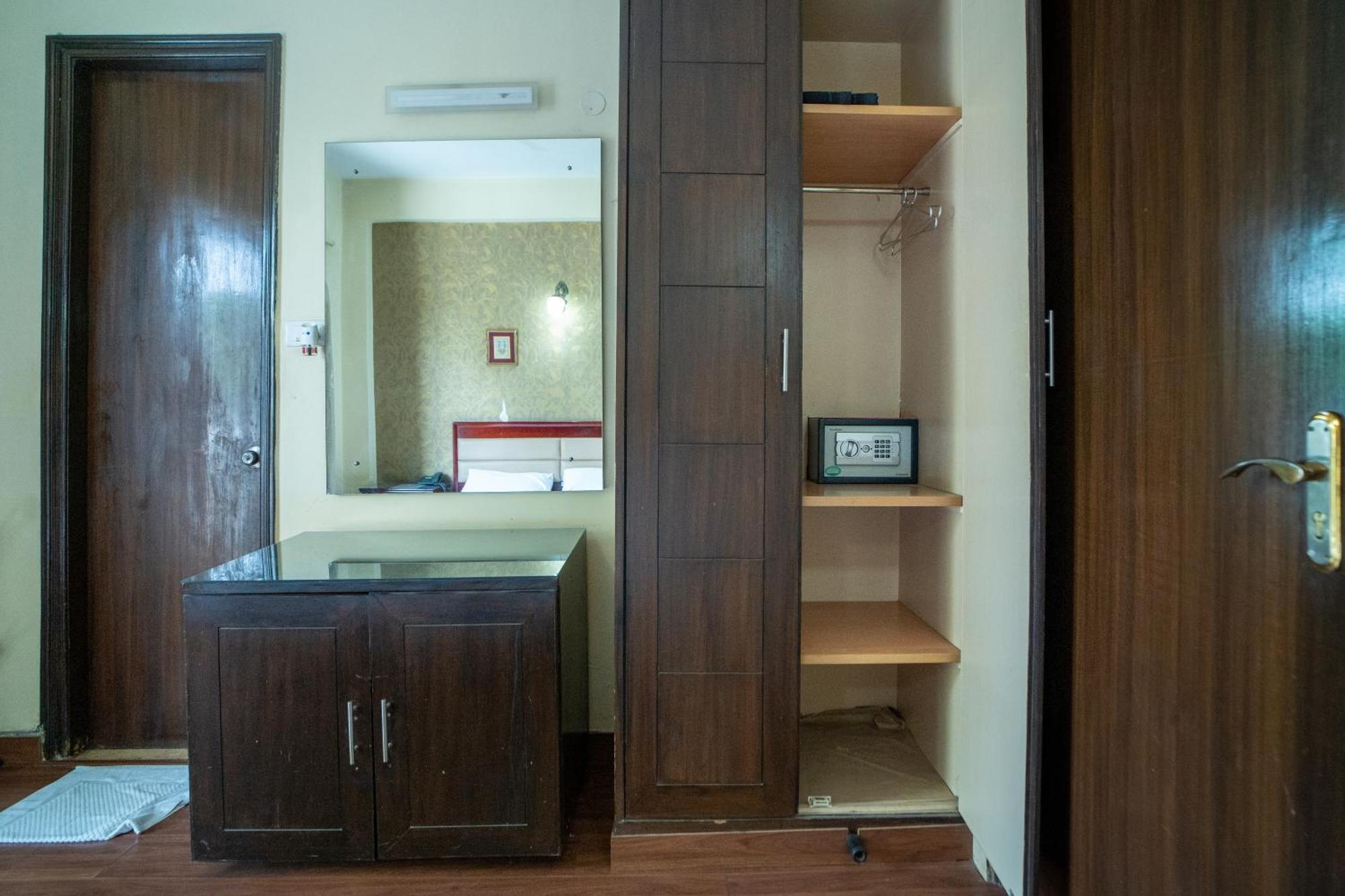 Enkay Residency V Block-Cyber City คูร์เคาน์ ภายนอก รูปภาพ